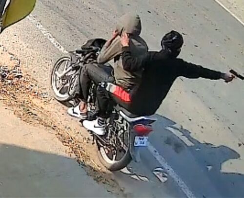 व्यापारी को गोली मारने के बाद बदमाशों ने बाहर खड़े लोगों को हटाने के लिए पिस्टल निकालकर डराया।