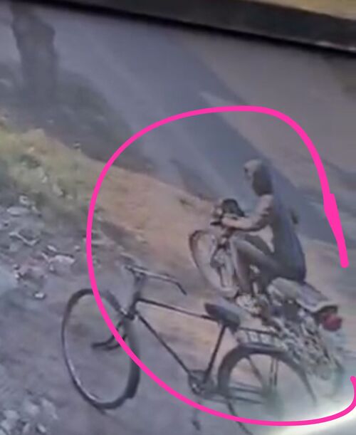 बदमाशों का एक साथी बाइक पर उनका इंतजार करता रहा।