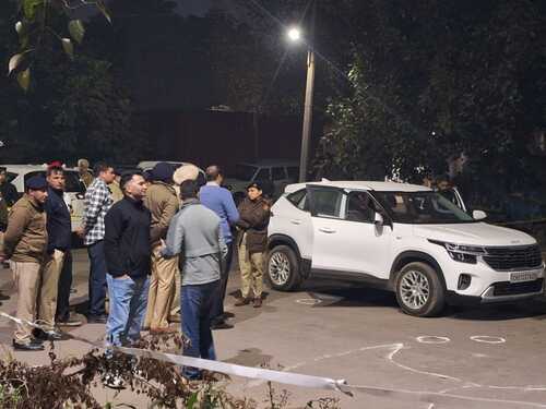 वारदात के बाद मौके पर जांच करती पुलिस टीम, इसी सफेद रंग की किया कार में इंद्रप्रीत पैरी सवार था। पुलिस ने गोलियों के खोल के निशान को मार्क किया है।