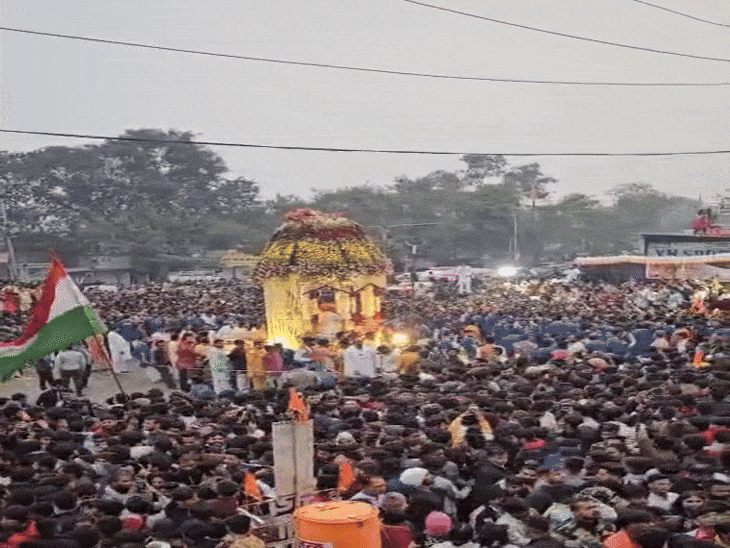 लाखों भक्त प्रभातफेरी में होते है शामिल।