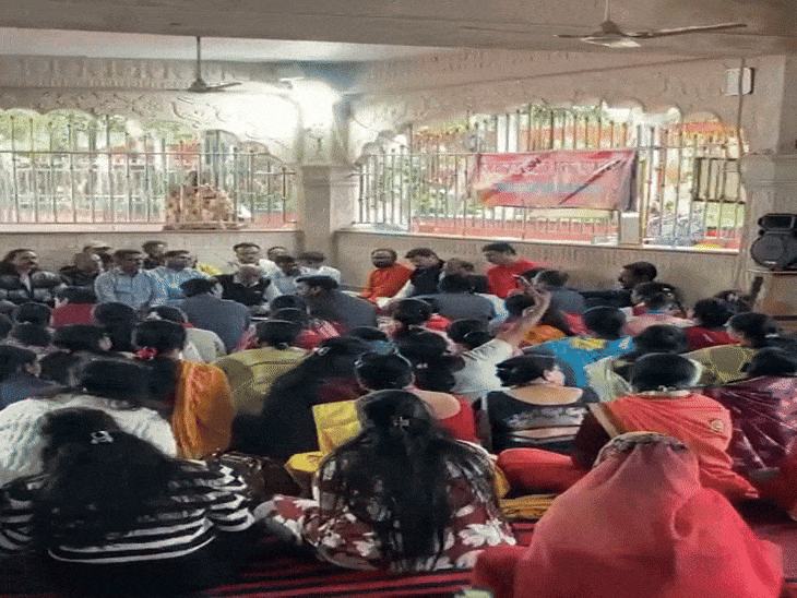 कुछ दिनों पहले मंदिर परिसर में भक्तों की मीटिंग भी आयोजित की गई थी।