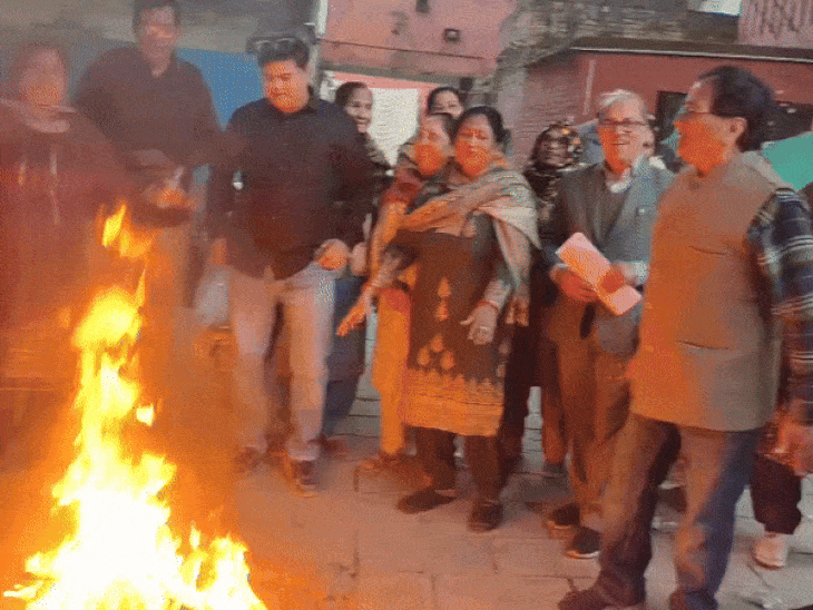 चंडीगढ़ सेक्टर 38 मार्केट में नारेबाजी करते हुए लोग।