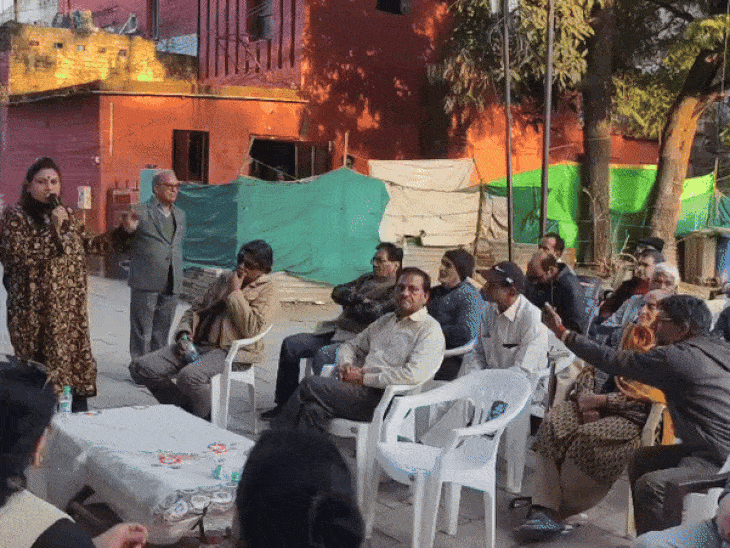 चंडीगढ़ प्रशासन के खिलाफ मीटिंग करते हुए लोग।