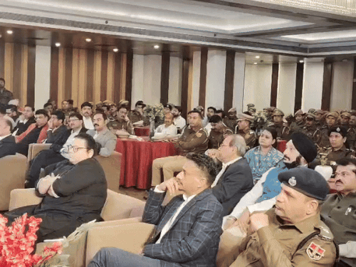 दैनिक भास्कर व आकाश इंस्टीट्यूट की ओर से सोमवार को पुलिस प्राइड अवॉर्ड होटल कंट्री इन एंड सुइट्स बायरेडिसन में किया गया।