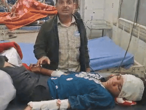 हॉस्पिटल में बाटू कुमारी को संभालते हुए उसके पिता सुरेश कुमार।