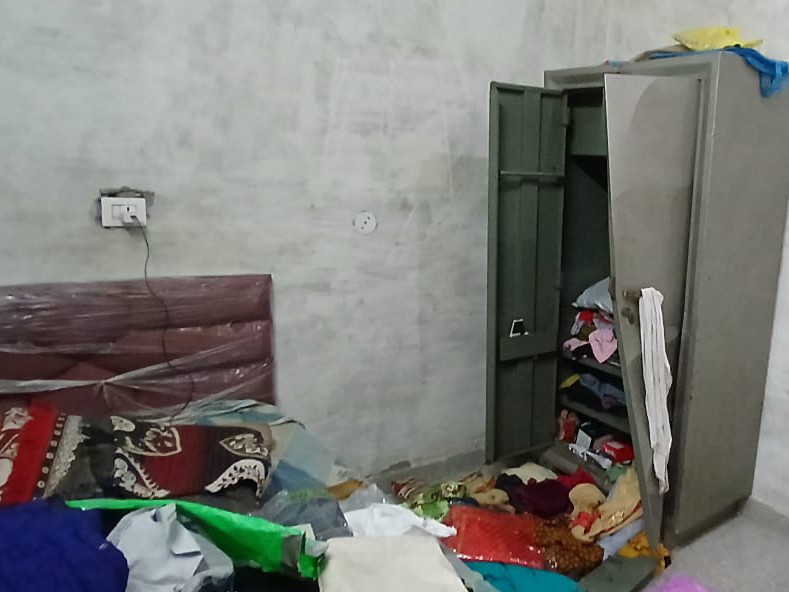 घर में टूटी पड़ी अलमारी और बिखरा पड़ा सामान।