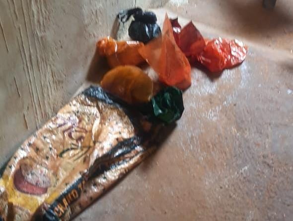 मसालों में मिलाने वाले रंग की जब्त की गई थैलियां।