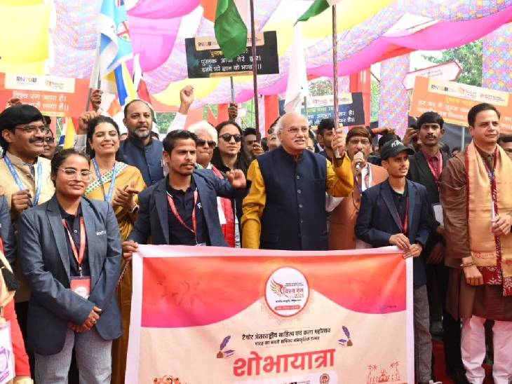 आयोजन में देश-विदेश से प्राप्त प्रविष्टियों में से चयनित 100 युवा कलाकारों को सम्मानित किया गया।