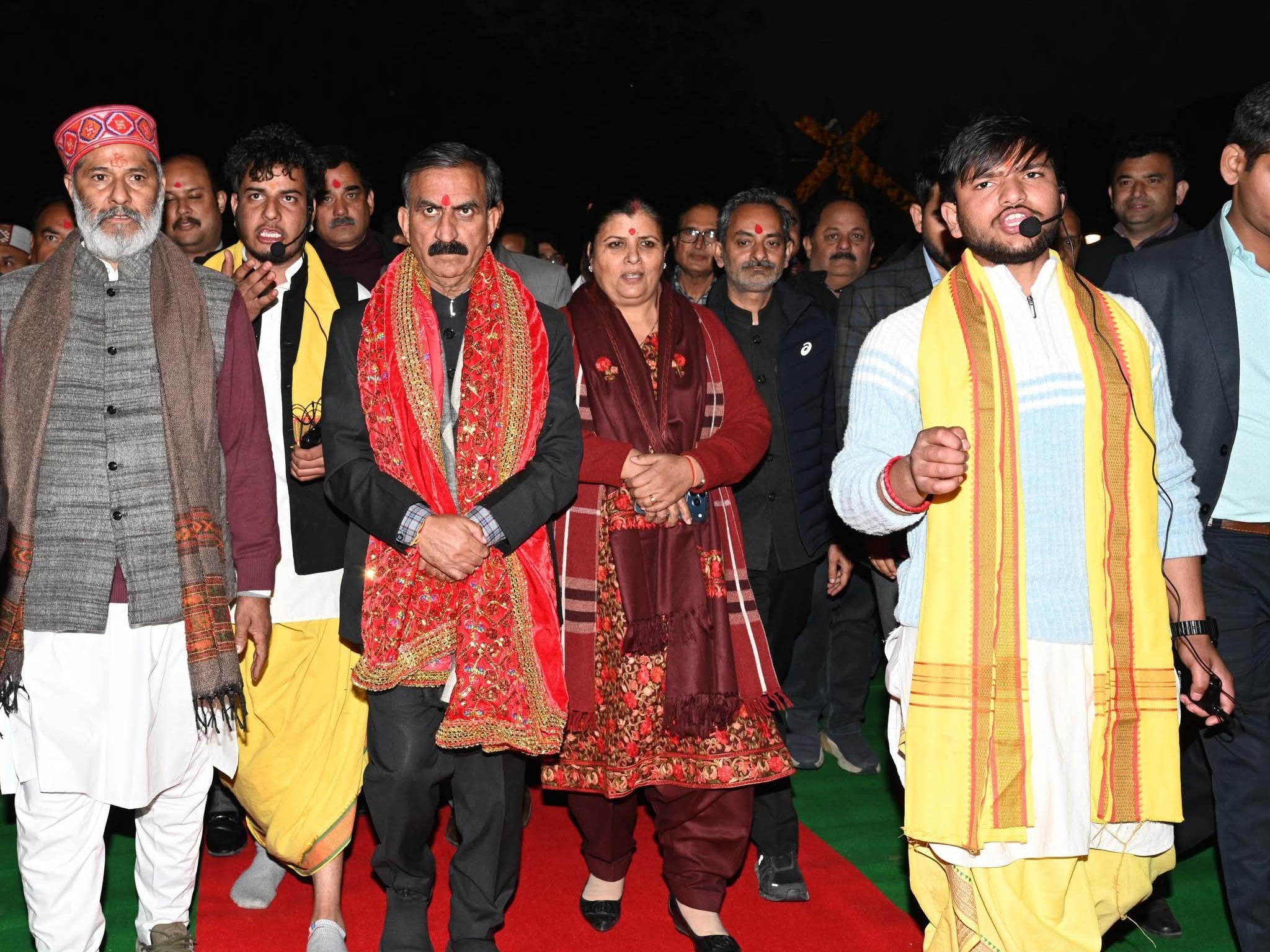 घाट पर आरती करते सीएम व अन्य