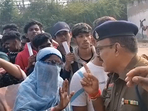 टिकट लेने के लिए लाइन लगाकर इंतजार करते हुए दर्शक।