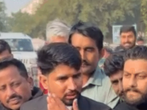 आरोप है कि जोधपुर के कुड़ी भगतासनी हाउसिंग बोर्ड थाने के SHO हमीरसिंह और अन्य स्टाफ ने वकील भरतसिंह के साथ धक्का-मुक्की की और उनका कोट फाड़ दिया था।