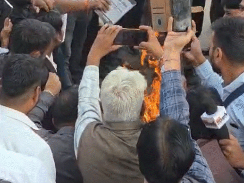 थाने के सामने SHO का पुतला फूंका गया था।