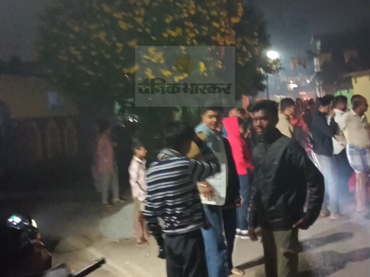 घटना स्थल पर लोगों की भीड़ इकट्ठे हो गई थी।