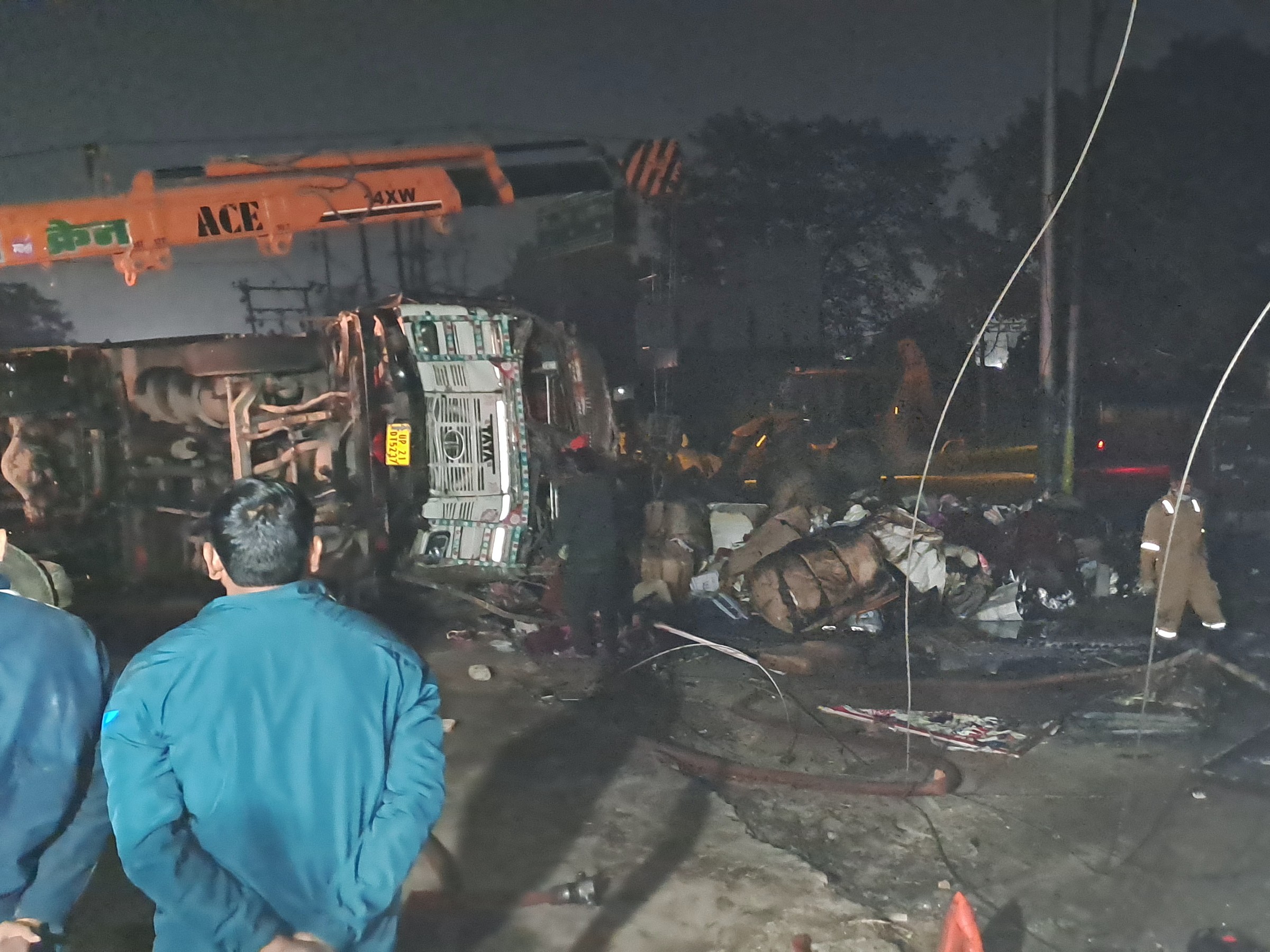 Bus catches fire in UP, 3 burned alive: Passengers escape by smashing ...