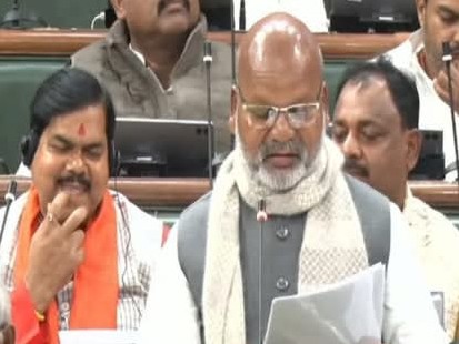 शपथ ले रहे विधायक।