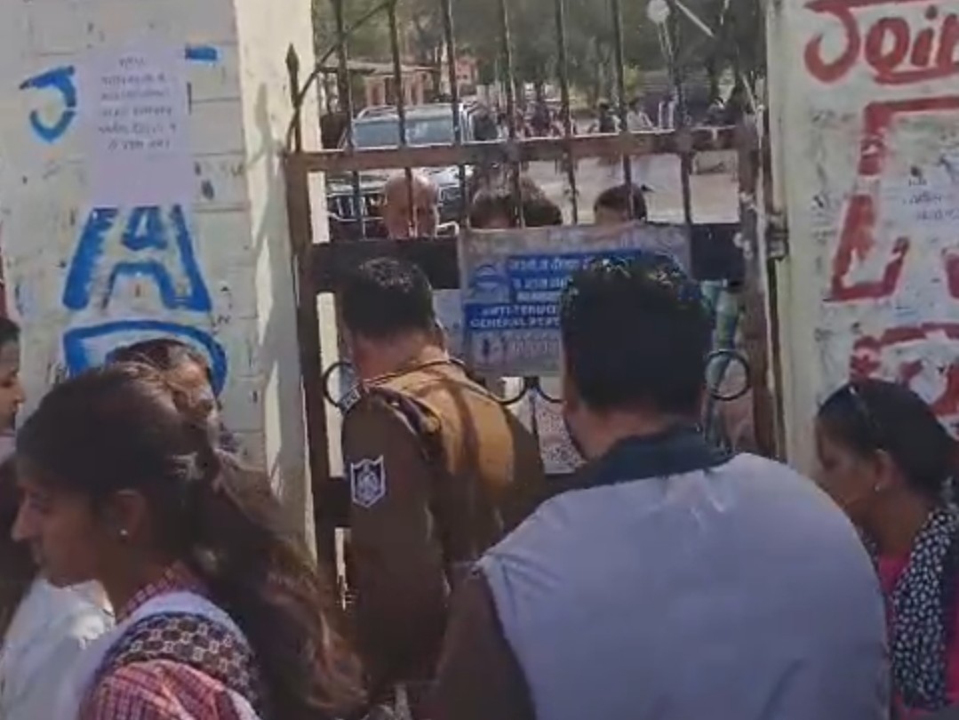पुलिस ने ताला तोड़कर अंदर फंसी छात्राओं को बाहर निकाला।