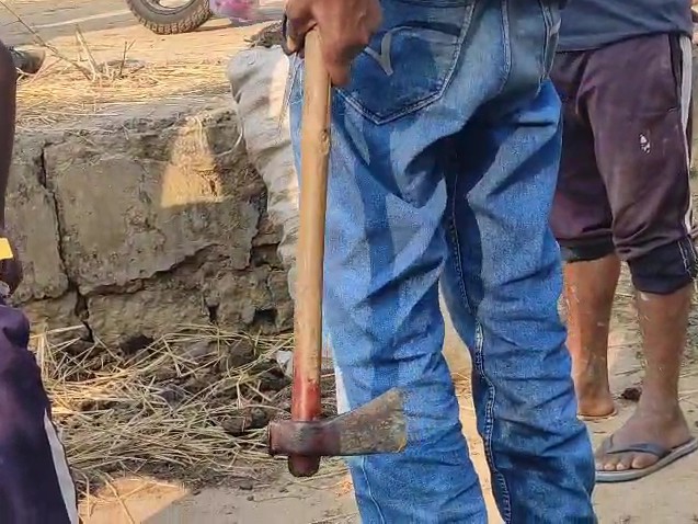 गुमला में पति ने पत्नी को कुल्हाड़ी से मारा, मौत:  खाना विवाद में सिर पर वार कर ली जान, दंपती का है ढाई साल का एक बच्चा – Gumla News