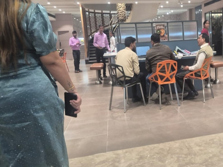 रेड मार कार्रवाई के दौरान की तस्वीर।