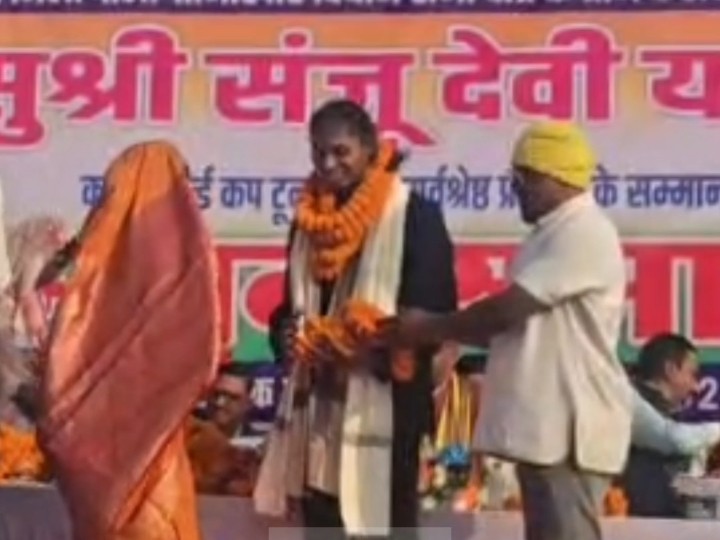 International Kabaddi player Sanju Devi welcomed in Pali | अंतरराष्ट्रीय कबड्डी खिलाड़ी संजू देवी का पाली में स्वागत: विधायक ने की 3 करोड़ पुरस्कार और सरकारी नौकरी की मांग, आवेदन भी सौंपा - Korba News 2 6dd0e9eb 04ca 4537 9e05 9d457b783c78 1764655784380