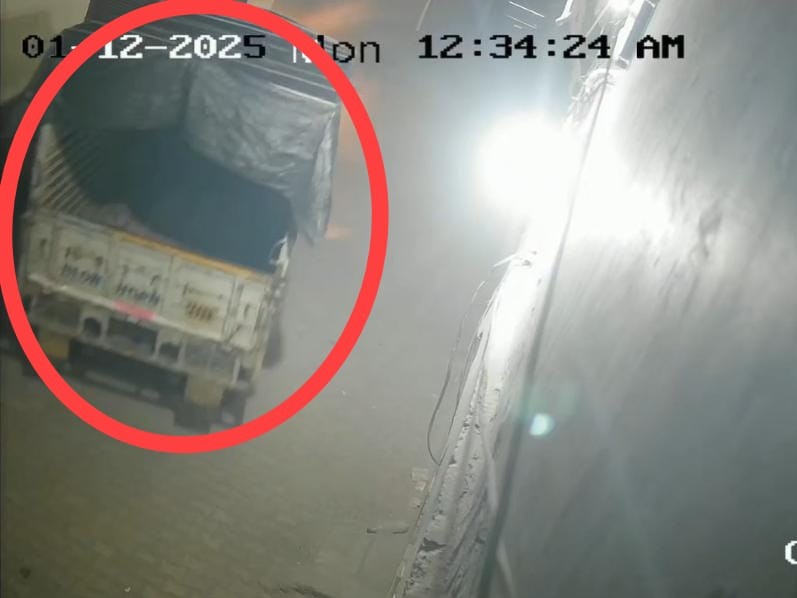 छोटा हाथी में लादकर ले जाते हुए काजू के डिब्बे।