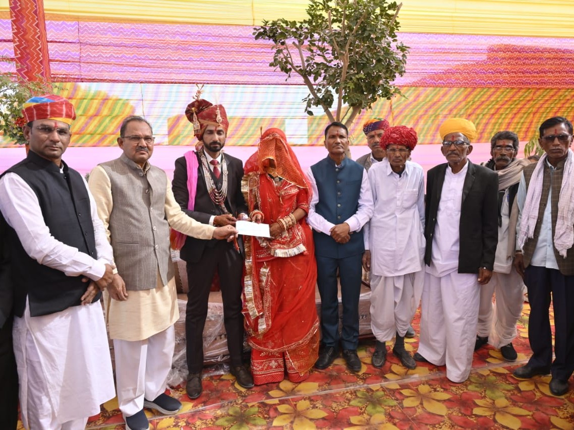 Napasar ₹51,000 contribution to Ambedkar hostel in Napasar | अंबेडकर छात्रावास ...