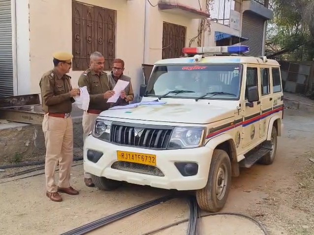 पुलिस ने शव को कब्जे में लेकर पोस्टमॉर्टम के लिए चिड़ावा के उपजिला अस्पताल की मॉर्च्युरी में रखवाया।