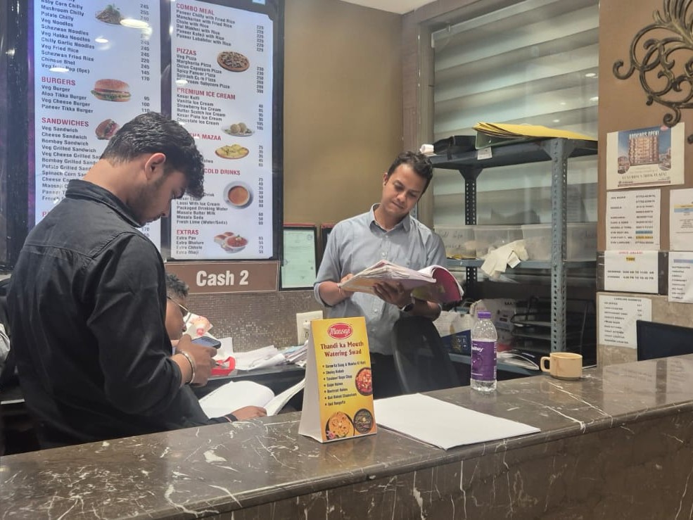 संस्थानों के दस्तावेज, रजिस्टर, फाइल अधिकारी अपने साथ ले गए।