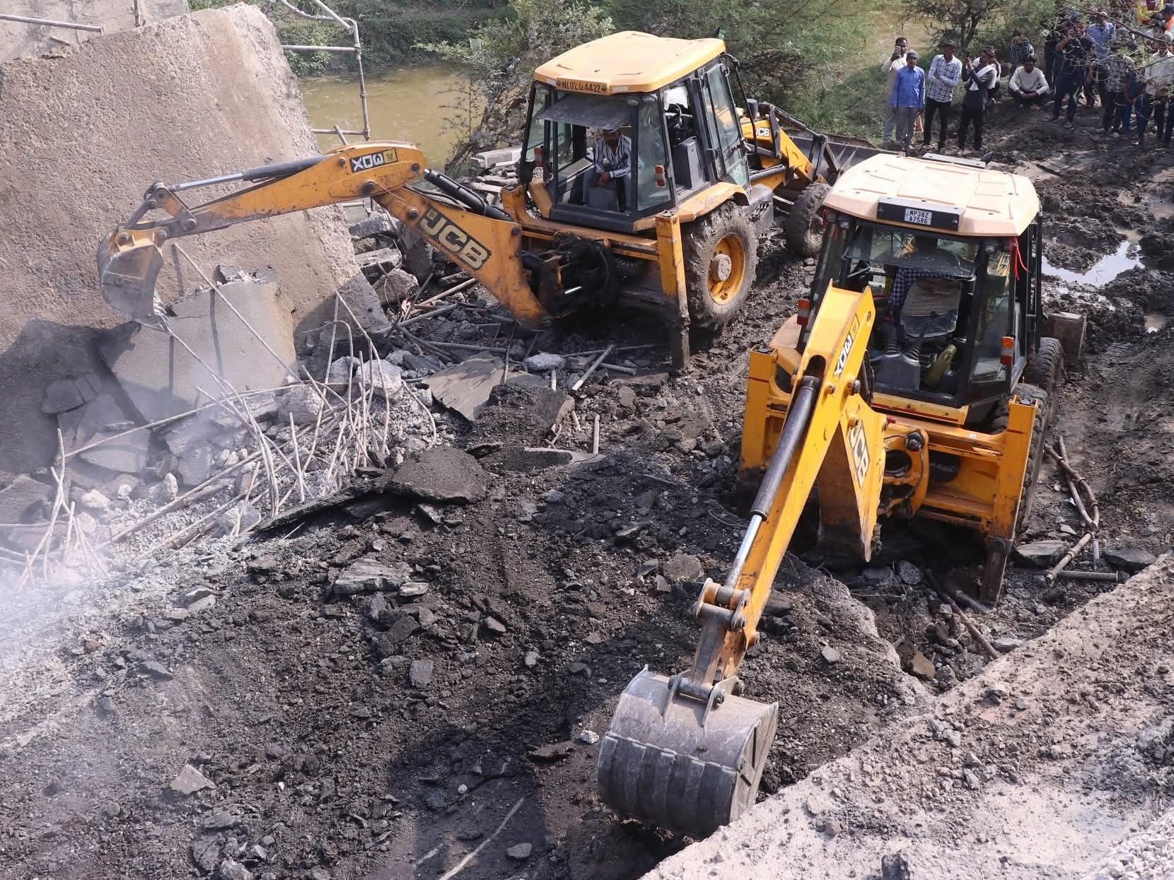 हादसे के बाद अब मलवा हटाने का काम किया जा रहा है।