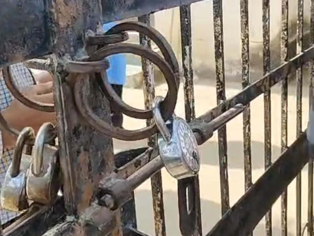 छात्राओं ने कॉलेज के मेन गेट पर ताला लगा दिया था।