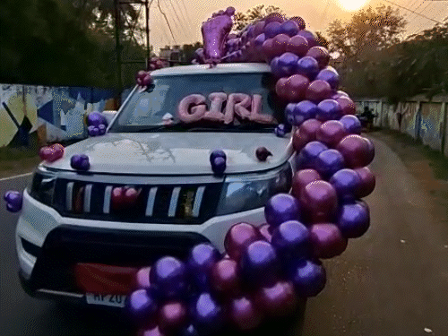 कार के सामने गर्ल लिखवाया गया।