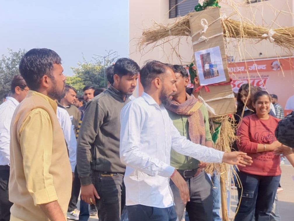 जींद चौधरी रणबीर सिंह यूनिवर्सिटी में ABVP ने फूंका पुतला प्रोफेसरों का पुतला। - Dainik Bhaskar