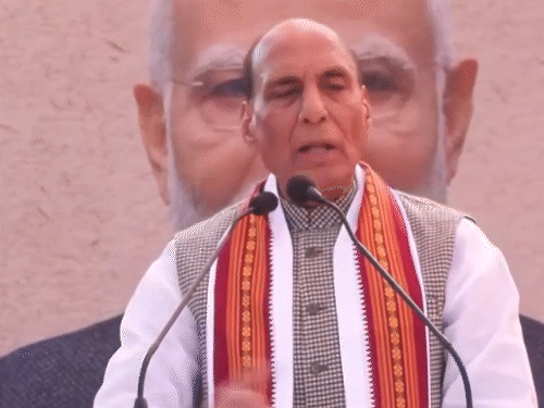 राजनाथ सिंह मंगलवार को वडोदरा में सरदार पटेल की 150वीं जयंती के कार्यक्रम में शामिल हुए। - Dainik Bhaskar