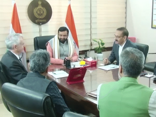 हरियाणा के मुख्यमंत्री नायब सैनी और कनाडा के राजदूत क्रिस्टोफर कूटर से चर्चा करते हुए।