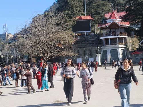 शिमला के रिज पर सुहावने मौसम का आनंद उठाते हुए टूरिस्ट।