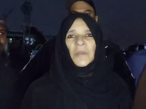 इमरान खान की बहन उज्मा खान अडियाला जेल से बाहर आने के बाद मीडिया से बातचीत की। - Dainik Bhaskar