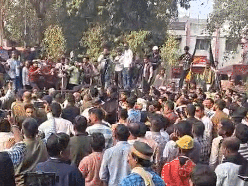 SSP बोले- बिना अनुमति के जुलूस की तरह लोग पहुंचे