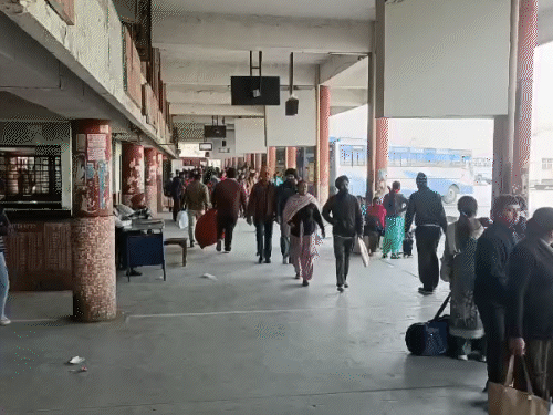 बस स्टैंड पर लगी लोगों की भीड़।