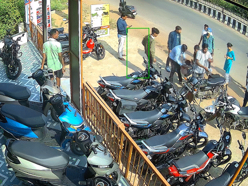 कार की टक्कर के बाद स्थानीय लोगों ने बच्चे को पानी पिलाया, लेकिन बच्चा रोता रहा।