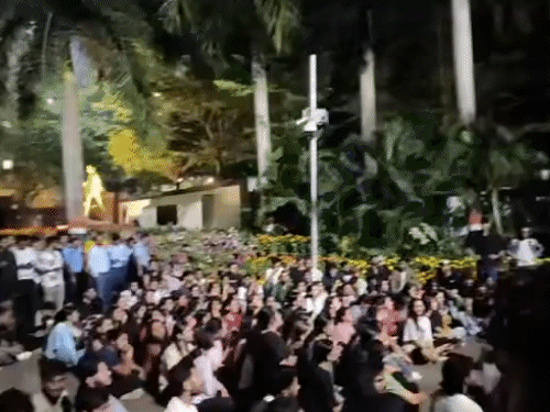 KIIT हॉस्टल में नेपाली छात्रा का शव मिलने के बाद छात्रों ने किया था प्रदर्शन।