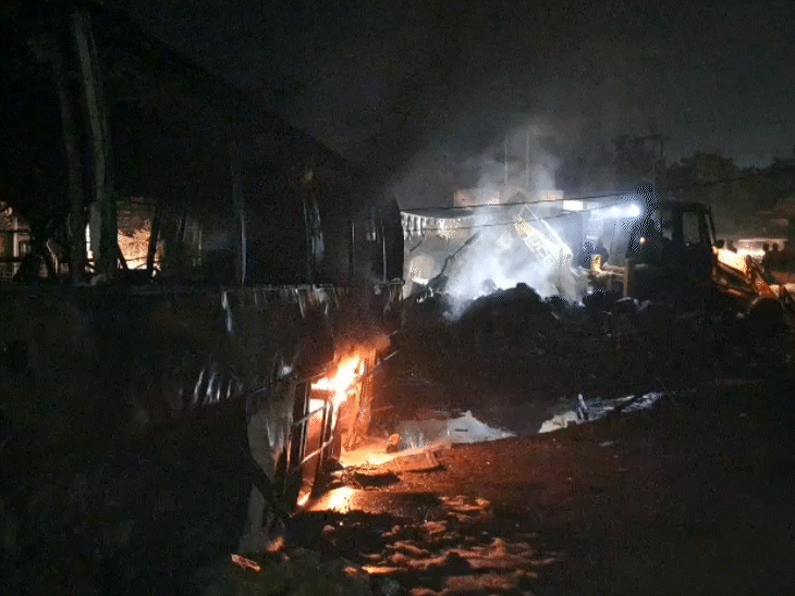 UP Truck Bus Accident LIVE Video Update; Fire Tragedy | Nepal Balrampur | यूपी में बस में लगी भीषण आग, 3 जिंदा जले: यात्री शीशा तोड़कर कूदे, 24 झुलसे; ट्रक की टक्कर