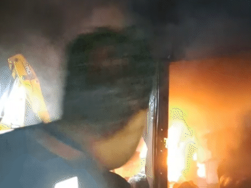 टक्कर के बाद बस आग का गोला बन गई। आसपास के लोगों ने पुलिस और फायर ब्रिगेड के साथ मिलकर हालात को काबू करने में मदद की।