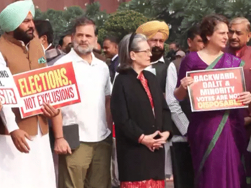 विपक्ष ने SIR के खिलाफ सुबह 10: 30 बजे संसद परिसर में मकर द्वार के सामने लगातार दूसरे दिन प्रदर्शन किया। - Dainik Bhaskar