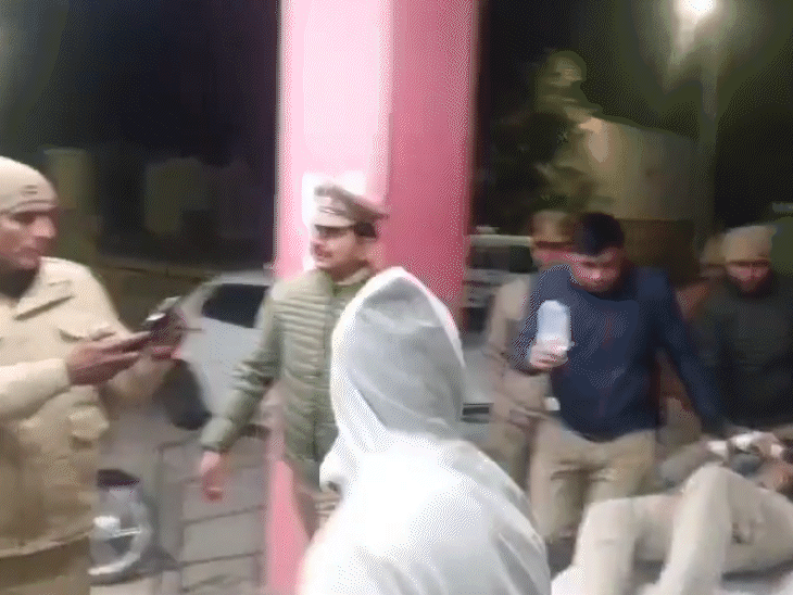 एनकाउंटर के दौरान एक गोली सिपाही हरविंदर के हाथ में गोली लगी। जबकि, दूसरी उनकी बुलेटप्रूफ जैकेट में फंस गई।