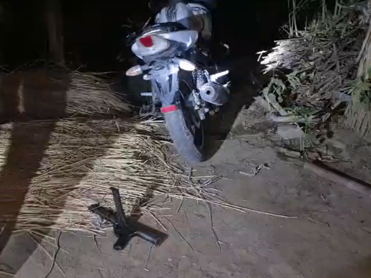 बदमाश मिथुन ने पुलिस पर कार्बाइन से फायर किए। वह बिना नंबर की अपाचे बाइक से भाग रहा था।