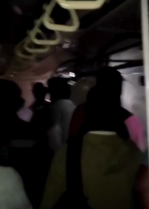 ट्रेन रुकने के बाद यात्री 10 मिनट से ज्यादा अंधेरे में खड़े रहे।