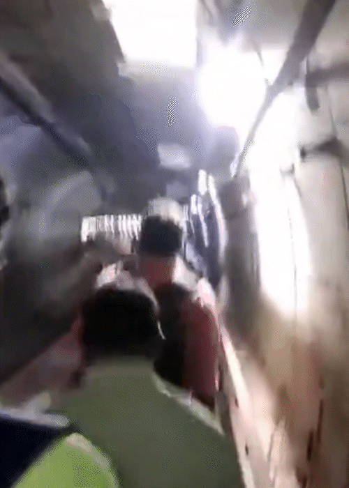 यात्री टनल में 500 मीटर पैदल चलकर नजदीकी हाईकोर्ट स्टेशन तक पहुंचे।