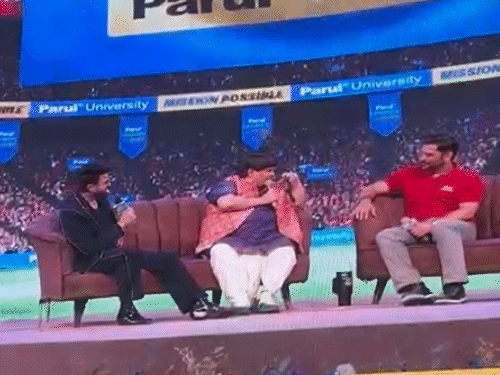 मनीष पॉल, कीकू शारदा और धोनी ने स्टेज पर खूब मस्ती की।