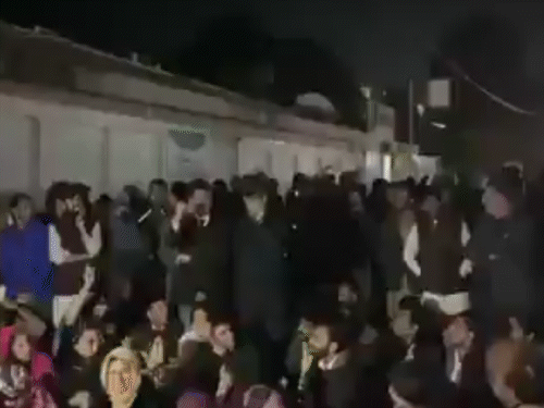 रावलपिंडी की अडियाला जेल के बाहर मंगलवार रात को धरना प्रदर्शन करते PTI कार्यकर्ता।