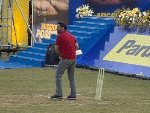 धोनी पारुल यूनिवर्सिटी में एक इवेंट में पहुंचे। - Dainik Bhaskar