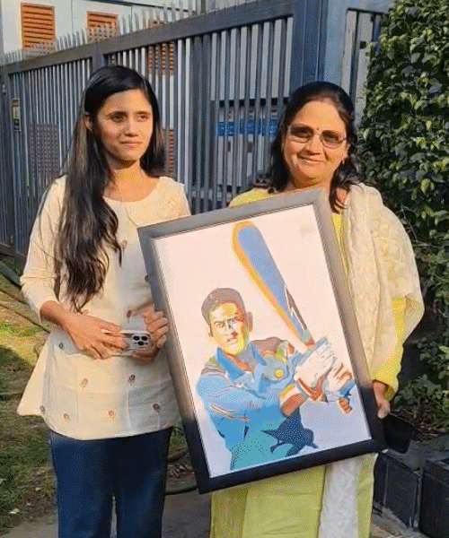 फैंस हाथ में धोनी के प्लेकार्ड और फोटो फ्रेम लेकर पहुंचे।